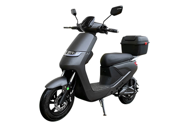 페달을 가진 전기 moped